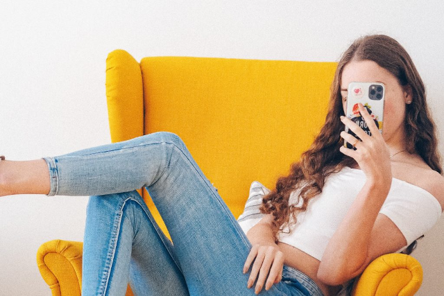 Influencer-gynaika-kinito