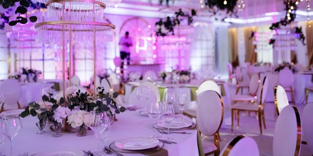 trapezi-gamou-roz-fotismos