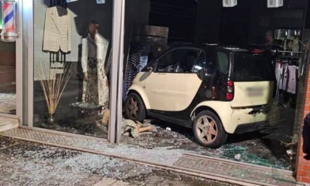 autokinito-vitrina-ioannina