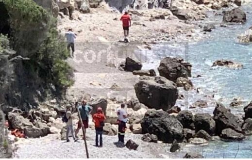 touristas-kerkira-nekros