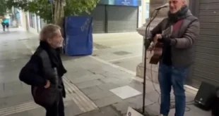 xarxakos_tragoudistis