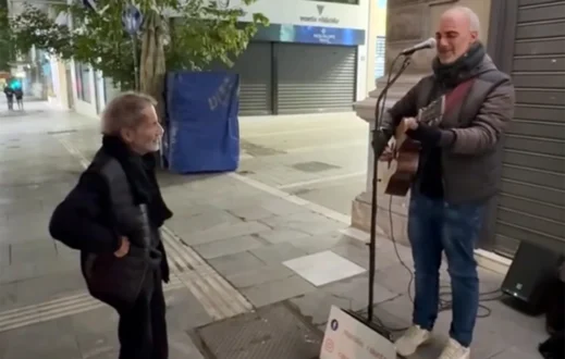 xarxakos_tragoudistis