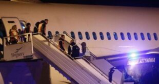 metanastes-aeroplano-ellada