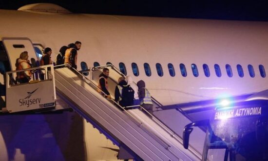 metanastes-aeroplano-ellada