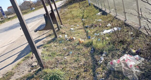 skoupidia-ioannina-skeptomenoi-polites