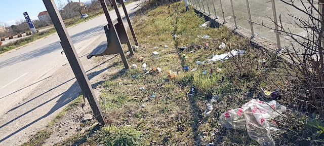 skoupidia-ioannina-skeptomenoi-polites