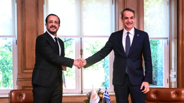 mitsotakis_xristodoulidis_xeirapsia